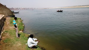 Varanasi, 22 marzo 2017. Pescatori lungo il Gange.