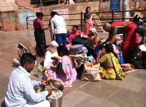 Varanasi, 26 marzo 2017. Pellegrini dell'Handra Pradesh sul piazzale del DasaswamedhGhat.