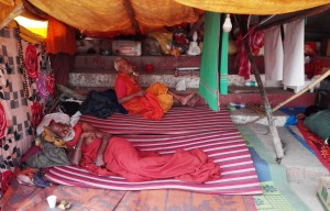 interno tenda con due sadhu