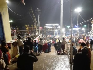 la puja al Dasah sotto la pioggiaok