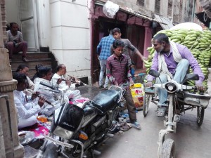 Suonatori e traffico nella gali di Bangali Tola