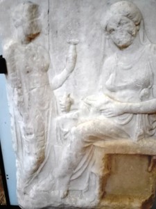 Donna seduta e donna serva 5-4 BC