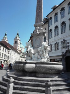 Piazza civica e Fontana dei fiumi carniolani di F. Robbia.