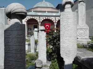cimitero e sulle sfondo okmausoleo di Sinan Pasha